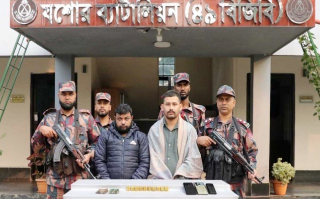 ১০ স্বর্ণের বারসহ দুই যুবক আটক